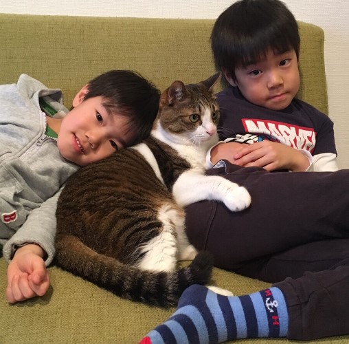 島男と共に育ってきた幹男君(左)、時生君