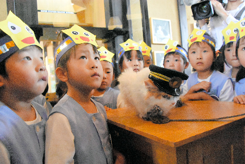 星のかぶり物をした園児らとニタマ=4日、和歌山県紀の川市貴志川町