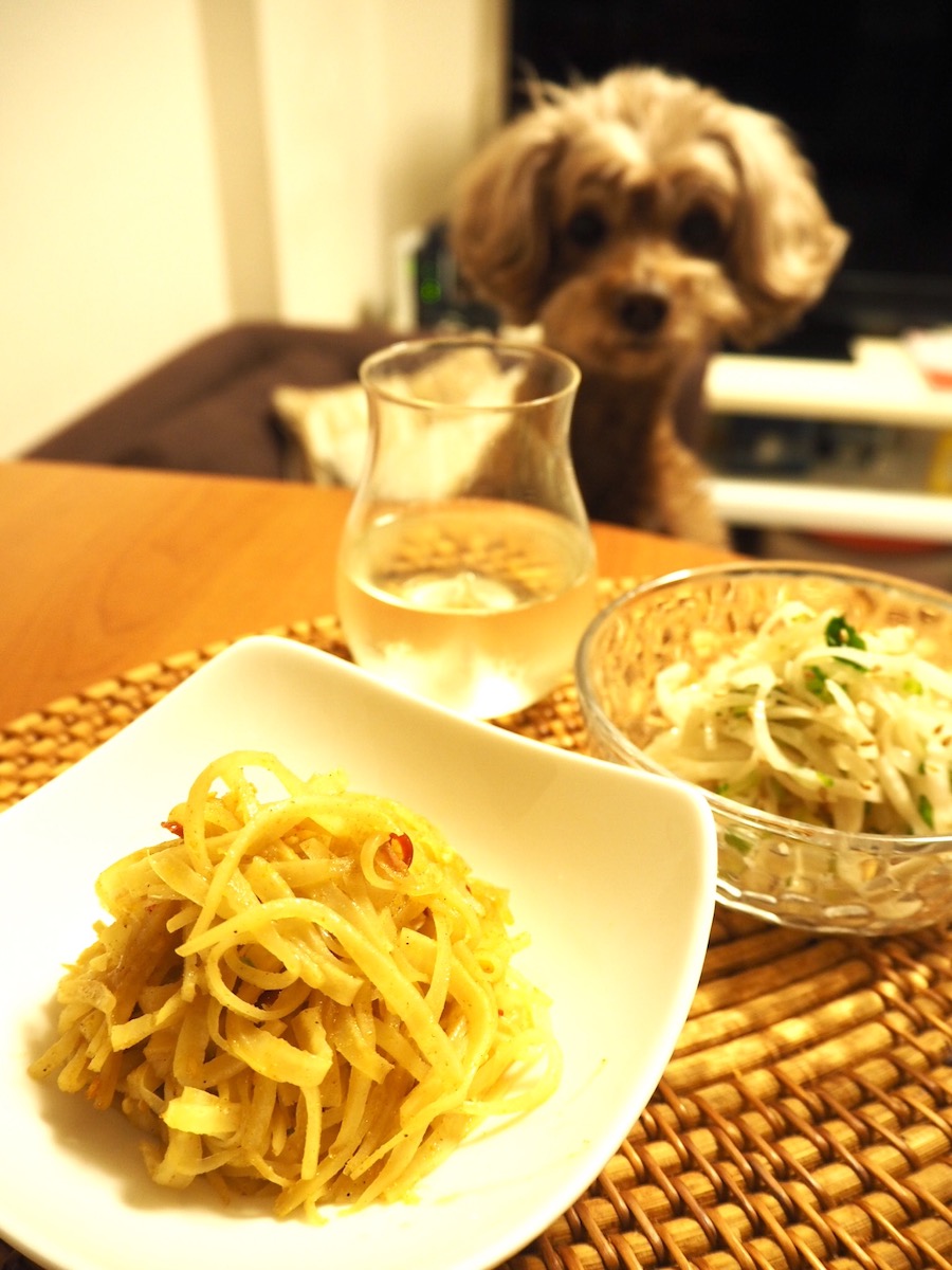 ぷりごはんご相伴つまみ「カレー風味きんぴら」(写真手前)。ポン酢でさっぱり仕上げた「大根の皮のナムル」もいい感じ(同右)。みちのくの純米原酒とともに今夜もぷり見酒。