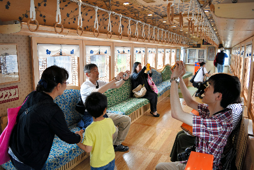 「うめ星電車」の車内。床や天井、窓枠などにふんだんに木が使われている=和歌山市伊太祈曽