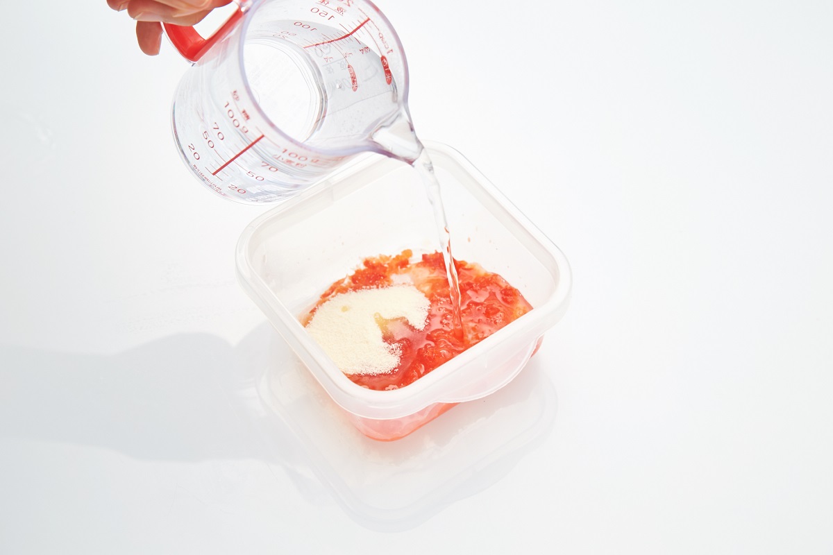 耐熱容器に具材と粉ゼラチンを入れてお湯を注ぎ、よく混ぜ合わせる