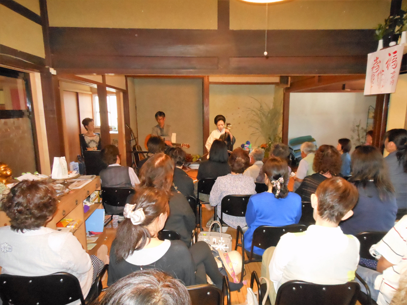 胡弓とギター奏者を迎えて開かれた演奏会。収益金は地域猫のために使われる