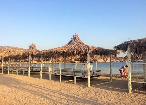 こんな豪華なパラソル&ベッドのあるビーチも!(イオス島・クヴァラ)