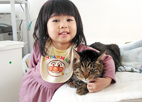 子どもたちの遊び相手(まりこさん提供)