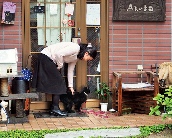 保護猫2匹の飼い主・由香利さんの来店を、店先で大歓迎