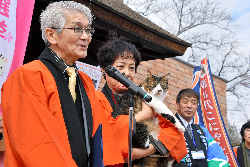 滋賀県湖南市から表敬訪問に訪れた「こにゃん市長」のジュリアーノと第1秘書の豊永勝弘さん(左)