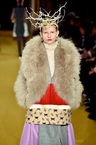 アンダーカバー(腰下部分に猫が何匹も)=大原広和氏撮影