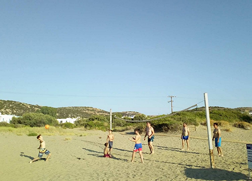 ラケタと同じように、ビーチバレーも人気(シロス島)