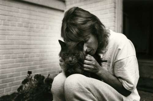 愛猫を抱きしめるエイズ患者のジェニー=1996年撮影(c)大塚敦子