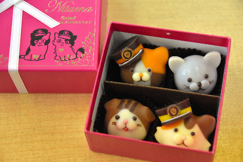 「たま名誉永久駅長」(左上)と「たま2世駅長」の「ニタマ」(右下)をモチーフにしたチョコレート