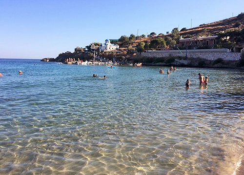 遠浅で美しい海の青が見られて、大人が浮き輪を使わない文化ってなんだか良いもんだなぁと思いました(シロス島)