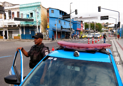 会場の近くで警戒にあたる警察官。五輪が始まった市内ではいろんな所に、パトカーを見かける