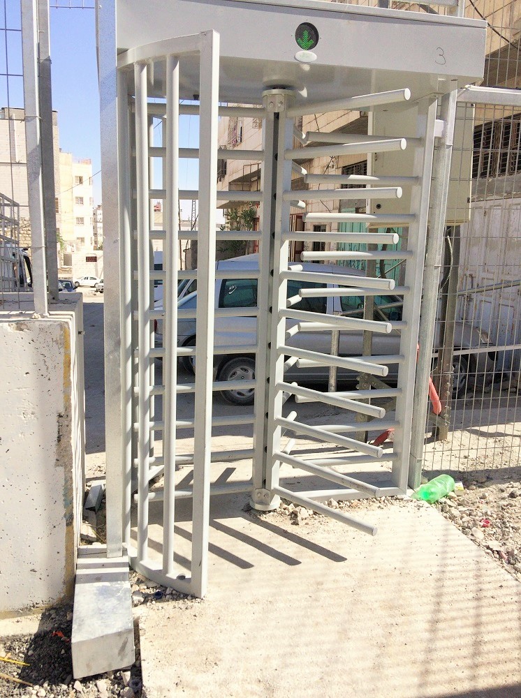 チェックポイント、銃を持ったイスラエル兵が室内で見守っています