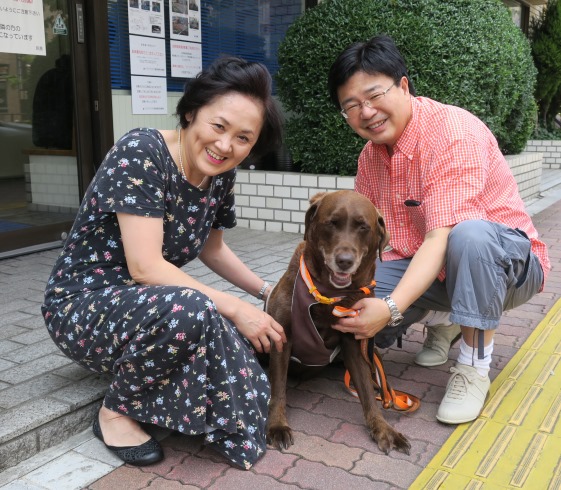 眼科専門の動物病院で検査を終えて。パパとママと(2017年6月20日)