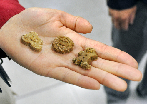 持ち込み禁止の食品を見つけた時のセシルのおやつ=関西空港