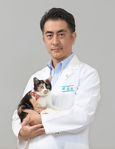 苅谷動物病院総院長・白井活光獣医師の「獣医さんになりたい! こどもたちの職業体験」では、子どもたちが白衣を着て診察を体験する。