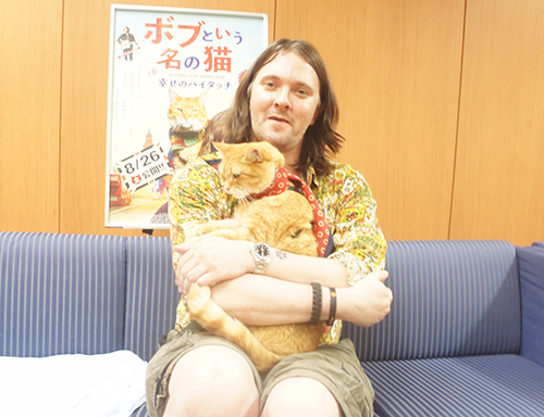 貴重な!?抱っこシーン(抱っこはあまり好きじゃないボブ)