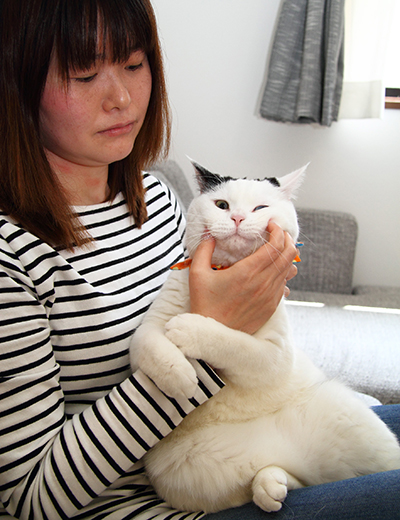 ボクの顔をおもちゃにしないで!