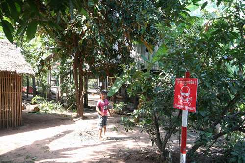 カンボジアでは、地雷は人々の生活圏のすぐそばにある(c)大塚敦子