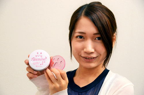 猫の肉球のようなパフを商品化した寺田奈央さん