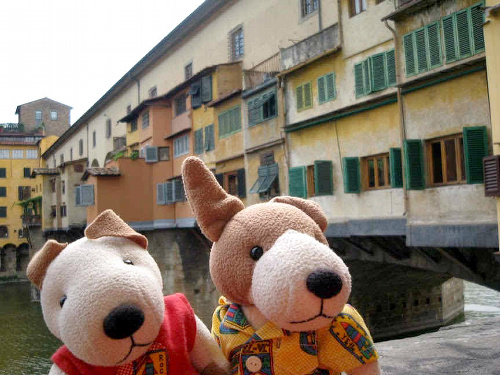 イタリア・フィレンツェの観光名所、ベッキオ橋で記念撮影をするチョコとビル=小塚さん提供