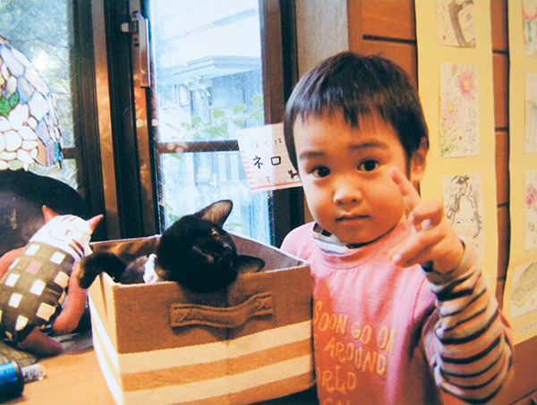 ネロはやってきた日からすぐに店に馴染み、結人くんとも兄弟のように仲良しに