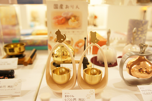 犬、猫のおりん。かわいい音が鳴り「癒される」と人気