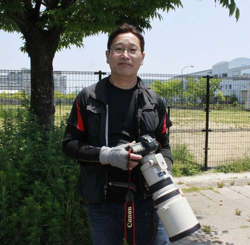 「一番性能の良い機材で撮るのがポリシー」という加納さん=神戸市