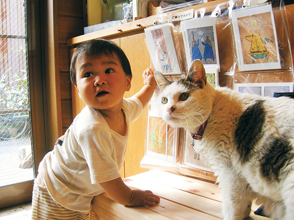 結人くんを店で預かる時は、いつもメイがそばに付き添っていた