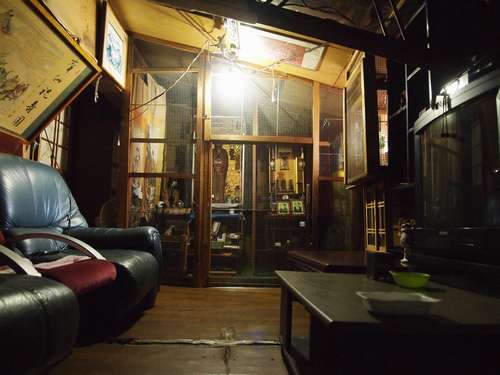 景気が良かった時代のままの応接室。ここにも金網が。猫が逃げられないよう、至る所に金網が張られている=北九州市