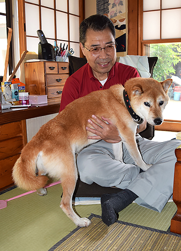 吉田健一さんと生前の文太=9月、福島県葛尾村