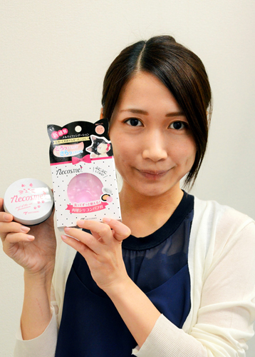 猫の肉球のようなパフを商品化した寺田奈央さん