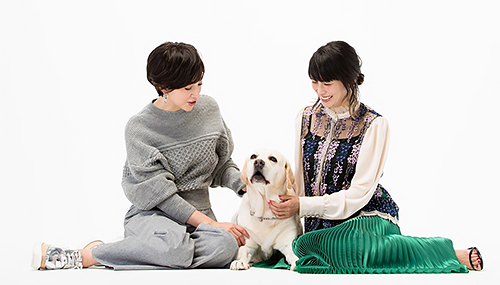 滝川クリステルさん(左)と愛犬アリス、柴咲コウさん