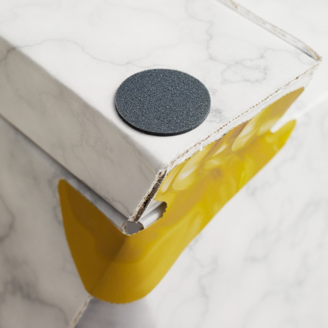 猫にうれしいポイント すりすりOK! 動きにくいよう、足底に滑り止めシール付き。