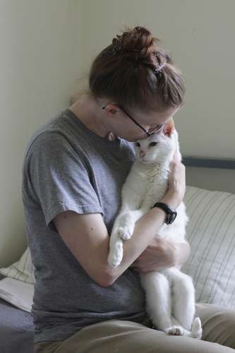 高齢で病気の猫に愛情を注ぐ受刑者。この猫は飼い主が安楽死させようとしていたところを救われ、女子刑務所に託された ©大塚敦子