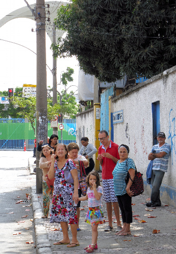 路線バスを待つ人たち。奥はアーチェリー会場の「サンボドロモ」