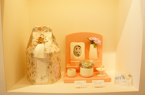 骨袋に入った骨壺と仏具セット