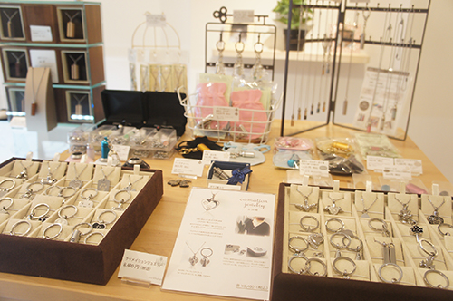 遺骨が入るキーホルダー、カプセル、ジュエリー