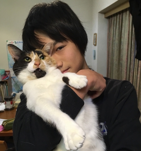 「なんか、抱っこが嫌いなんだねーー」