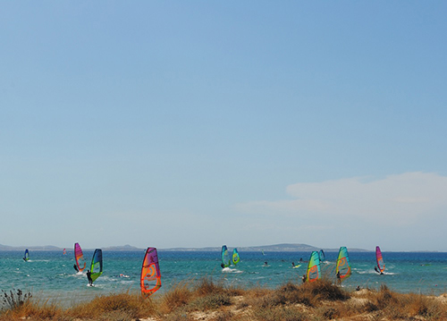 パラセーリングやジェットスキーなどのマリンスポーツは、このように海水浴客とは別のビーチを使うなど、区画分けをして安全に。(ナクソス島)