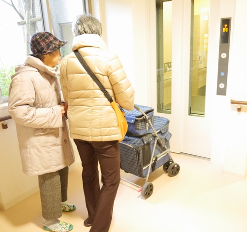 エレベーターで下に下りて