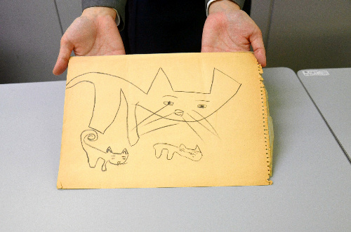 見つかった画用紙。親猫と2匹の子猫が描かれている=東京都中央区