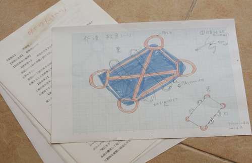 「抱っこハニカムマット」を開発するため、小椋さんが2001年ごろに書いたメモ。アイデア段階での設計図だ。ここから改良を加え、現在の形に落ち着いた