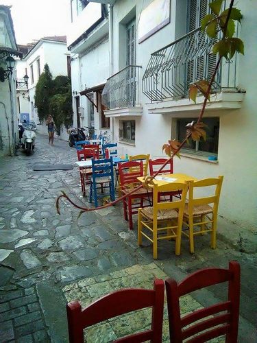 その「落ち着いたカフェ」。港沿いは夜、大音量の音楽を流したりしますが、島の中側は静かに楽しみたい人が集う(ヒドラ島)