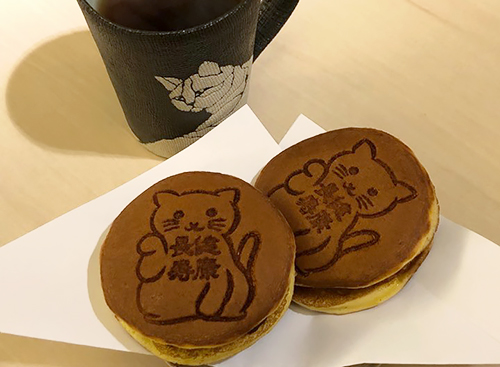 ちよだ猫まつりのために作られた老舗和菓子店・宝来屋の「福猫どら焼き」。