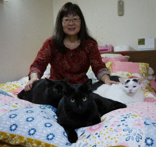 ベッドの上ではいポーズ(やはり中心はネロ)