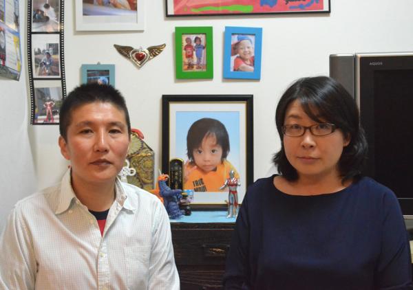 中畑貴行さんと妻の園子さん。遼馬君の遺影の横には大好きなウルトラマンエースのフィギュアがある=神奈川県川崎市中原区