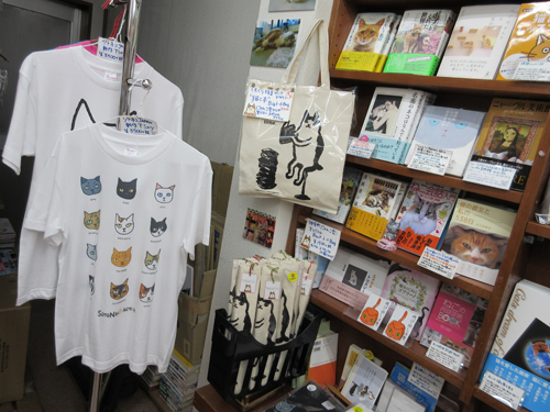 店内の所々に猫グッズがある。