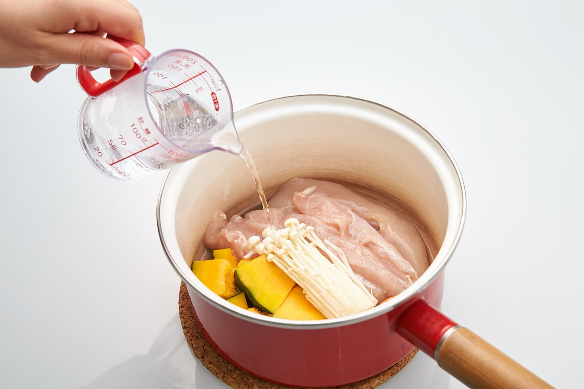 鍋にささみと野菜、お湯を入れて蓋をし、中火で加熱する