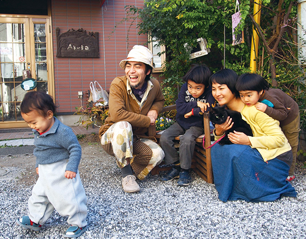 知之さんと明子さん、そして3兄弟の里帰りの一番の楽しみは、ネロに会うこと